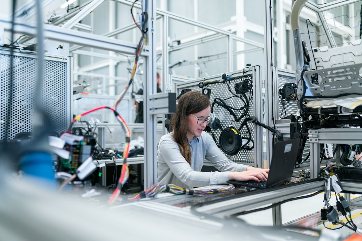 Engineer working with advanced technology in a deep-tech lab